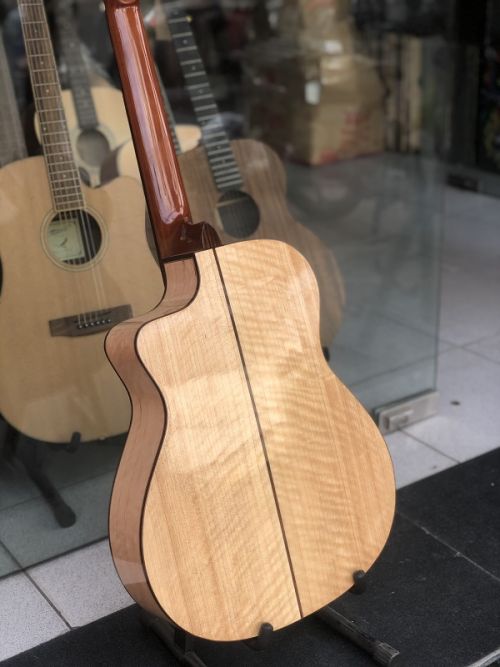 Guitar classic dáng khuyết gỗ còng cườm